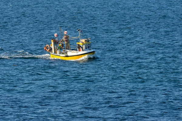Желтая Рыболовная Лодка Выходит Море Лучами Солнца — стоковое фото