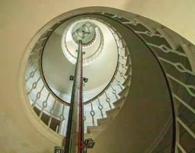 Robert Stevenson 'ın tasarladığı Mayıs Adası' ndaki deniz fenerinin sarmal merdivenlerine bakıyorum.