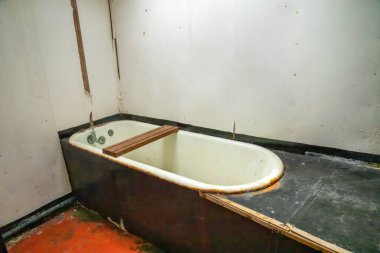 Deniz feneri bekçisi tarafından kullanılmak üzere Mayıs adasının dışındaki taştan bir tuvalette eski moda banyo.