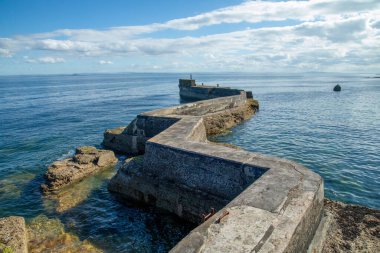 St Monan 's zigzag iskelesi, zig zag liman duvarı Fife, İskoçya
