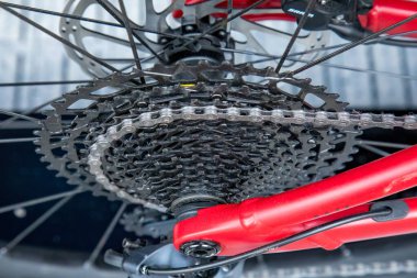 Kırmızı bir dağ bisikletinin dişlileri ve zinciri 