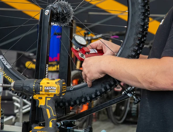 Mecânico Ajustando Tensão Dos Raios Uma Bicicleta Montanha — Fotografia de Stock
