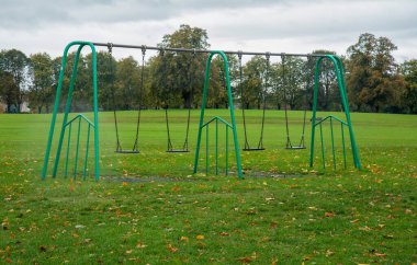 Issız bir parkta çocuk salıncakları