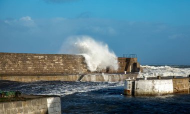 Fırtınalı deniz ve Lossiemouth limanı çevresindeki Morayshire kıyısı boyunca büyük dalgalar.