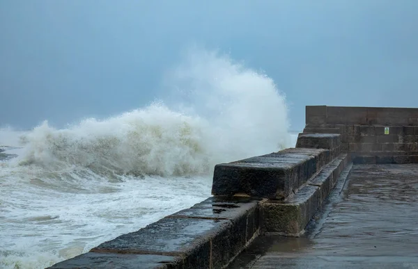 Fırtınalı Deniz Lossiemouth Limanı Çevresindeki Morayshire Kıyısı Boyunca Büyük Dalgalar — Stok fotoğraf