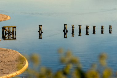 Nehirde eski ahşap bir köprü var. Güneş ışığındaki su yansıması çok güzel. 