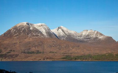 İskoçya, Torridon 'da kar tepeleri kapladı