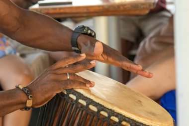 Afrika davulu çalan adamın elleri 