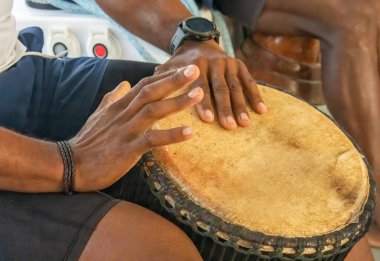 Afrika davulu çalan adamın elleri 