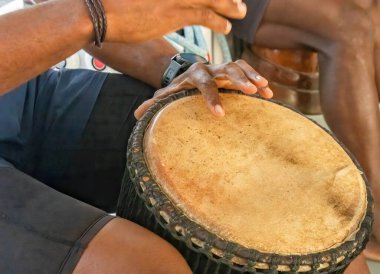 Afrika davulu çalan adamın elleri 