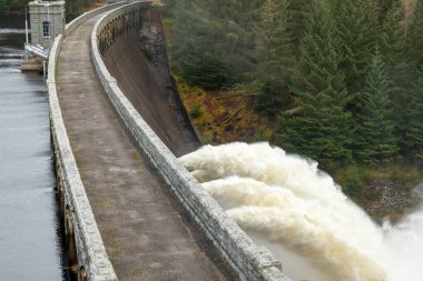 Su borularından nehre akan Laggan barajı, hidroelektrik.