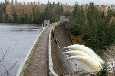 Su borularından nehre akan Laggan barajı, hidroelektrik.