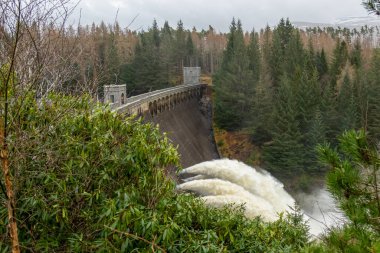 Su borularından nehre akan Laggan barajı, hidroelektrik.