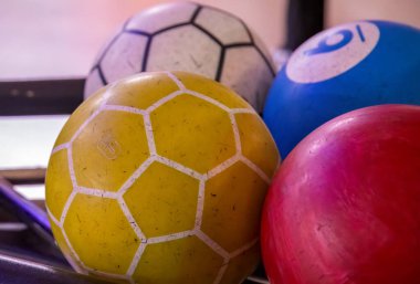 Bowling toplarını 10 numaralı dar geçitte kapatın.