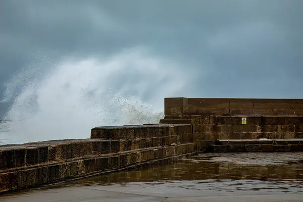 Bir Liman Duvarını Aşan Yüksek Gelgit Fırtınası Sırasında Çok Yüksek — Stok fotoğraf