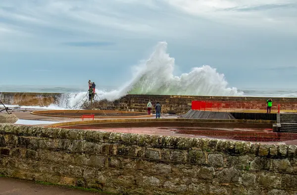 Kıyıdaki Lossiemouth Kasabası Dalgalar Fırtınalar Tarafından Vurularak Liman Duvarını Güverteyi — Stok fotoğraf