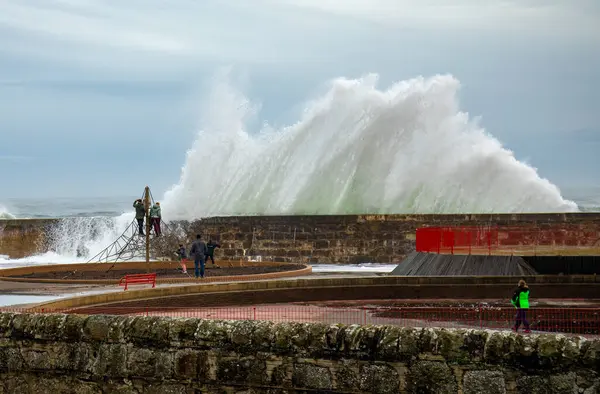 Kuststaden Lossiemouth Drabbas Högvatten Och Stormar Över Hamnmuren Och Strandpromenaden — Stockfoto