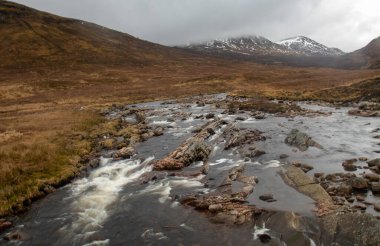 Yavaş deklanşör hızı Dağlarda akan hızlı bir nehrin aptal suyu