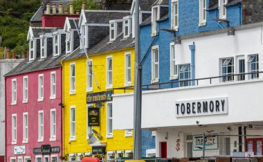 Mull Adası 'ndaki Tobermory kasabasında renkli binalar.