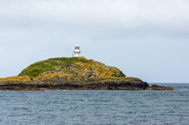 Mull Adası 'ndaki küçük bir adada feneri olan deniz feneri.