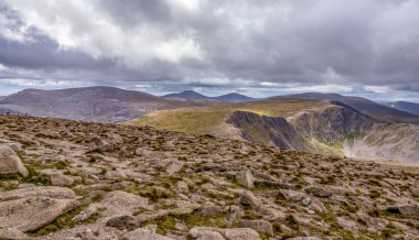 Cairngorm dağ sırasının Cairn Gorm dağının zirvesinden görünüşü 