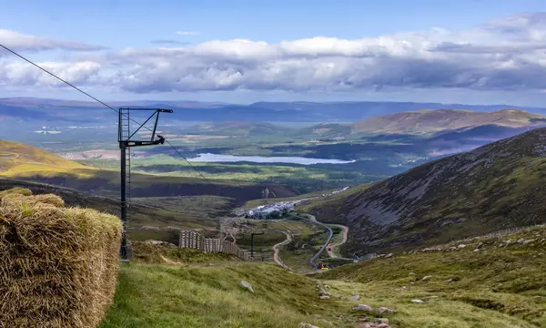 Cairngorm Dağı 'na giden yolun güzel manzarası kayak merkezine ve Aviemore' un Loch Morlich 'ine bakıyor.
