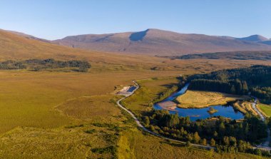 Beinn 'in hava aracı görüntüsü Chlachair, Loch Laggan' ın güneyindeki Ardverikie Ormanı 'ndaki üç Munro grubundan en yükseği.. 