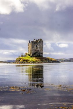 Fırtınalı bir günde sudaki tarihi şato takipçisi.