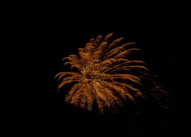 Guy Fawkes gecesinde karanlık bir gökyüzünde havai fişekler patlıyor.