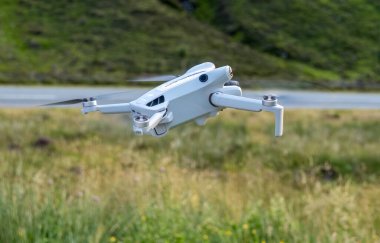 Çimlerden kalkan bir İHA 'nın yakınına.