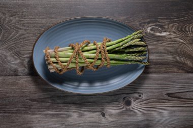 Siyah zemin üzerine kuşkonmaz ve koko halatı.