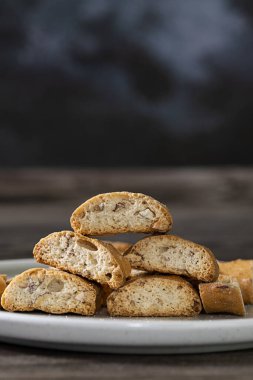 Cantuccini ahşap masada.