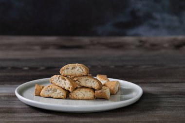 Cantuccini ahşap masada.