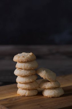 Cantuccini ahşap masada.