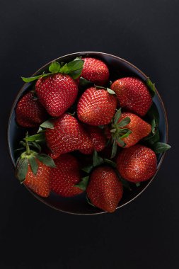 Çilekli ve siyah renkli.