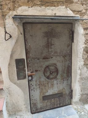 Bussana vecchia, antica cittadina Ligure abbandonata in seguito ad un terremoto e successivamente Ocpata e ripopolata da artisti di strada.