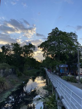 Su kanalı, kanalda köprü, ağaçlar, gökyüzü, bulutlar, günbatımı