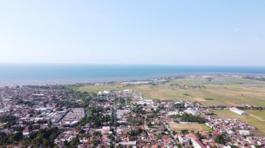 ufukta köy tarafında su var.