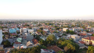 Güneşli bir öğleden sonra küçük bir kasaba