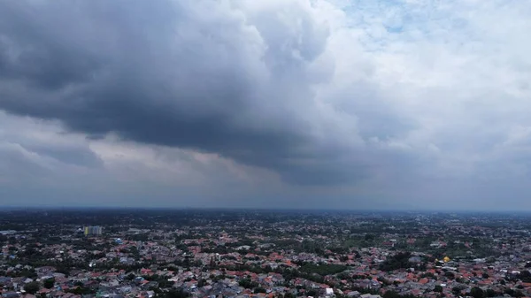 雨季城市的航拍图 — 图库照片