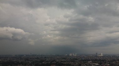 Yağmur mevsiminde şehrin hava manzarası