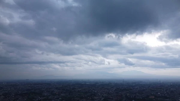 雨季城市天空的航拍图 — 图库照片