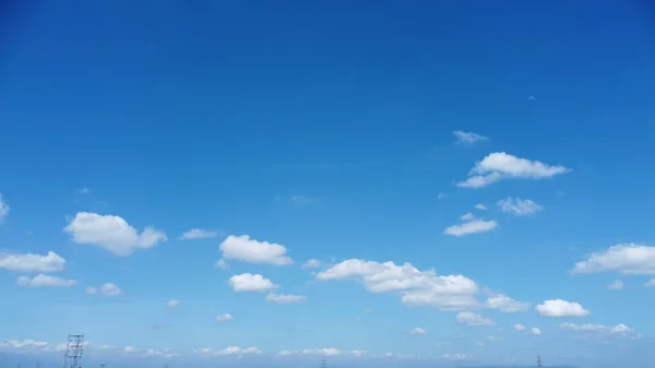 Прекрасне Блакитне Небо Хмарами — стокове фото