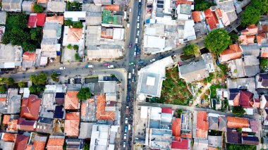 Sabahları sakin, küçük bir kasabanın havadan görünüşü.