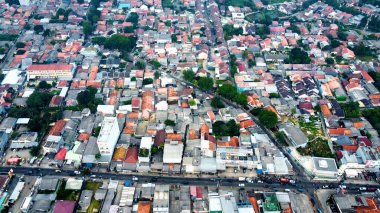 Kalabalık küçük bir kasabanın havadan görünüşü