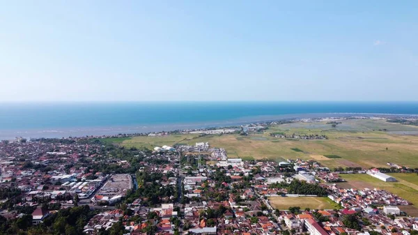 海岸沿いの街の空中からの眺め — ストック写真