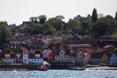 Bornholm 'un doğu yakasındaki Gudhjem şehri deniz kıyısından görüldü.