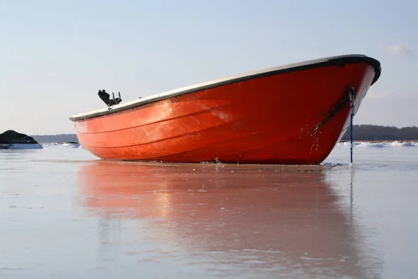 Маленькая Лодка Застряла Льду Фьорде — стоковое фото