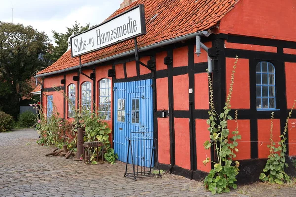 位于丹麦伯恩霍姆Roenne的红色半木建筑 没有足够的加固 那座旧铁匠建筑现在被用作博物馆 — 图库照片