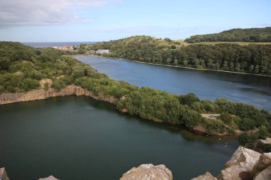 Bornholm 'deki eski granit ocağındaki Opal Gölü' ne güneş vurduğunda çok güzel yeşil bir renk gelir.